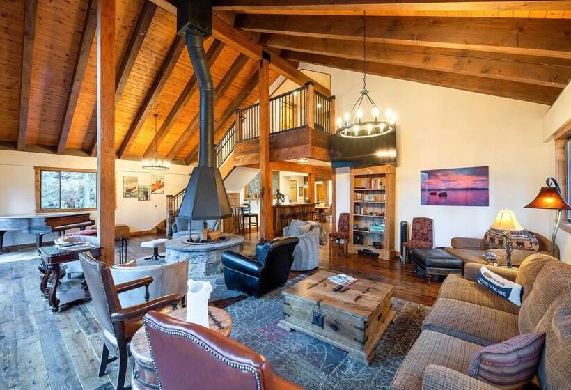 Expansive Tahoe Escape W/ Hot Tub: Ski + Hike