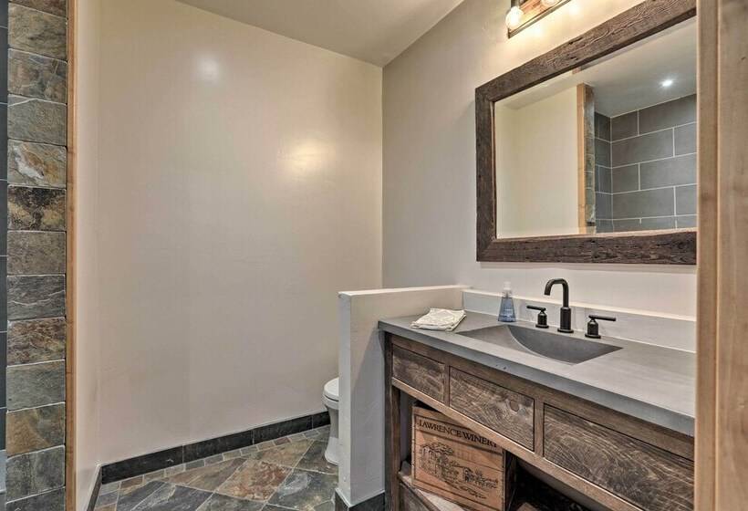 Expansive Tahoe Escape W/ Hot Tub: Ski + Hike