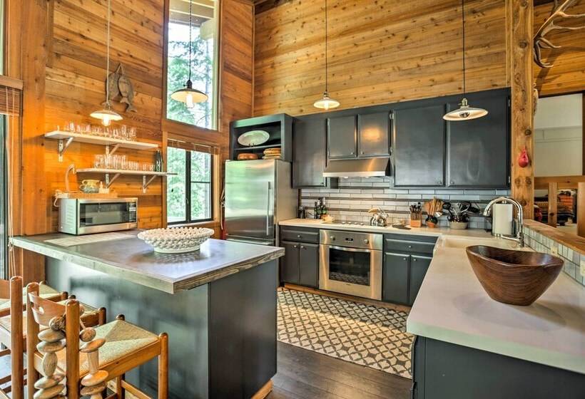 Expansive Truckee Cabin W/ Deck & Resort Amenities