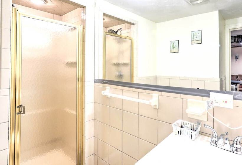 Extravagant Randolph Retreat W/ Private Pool!