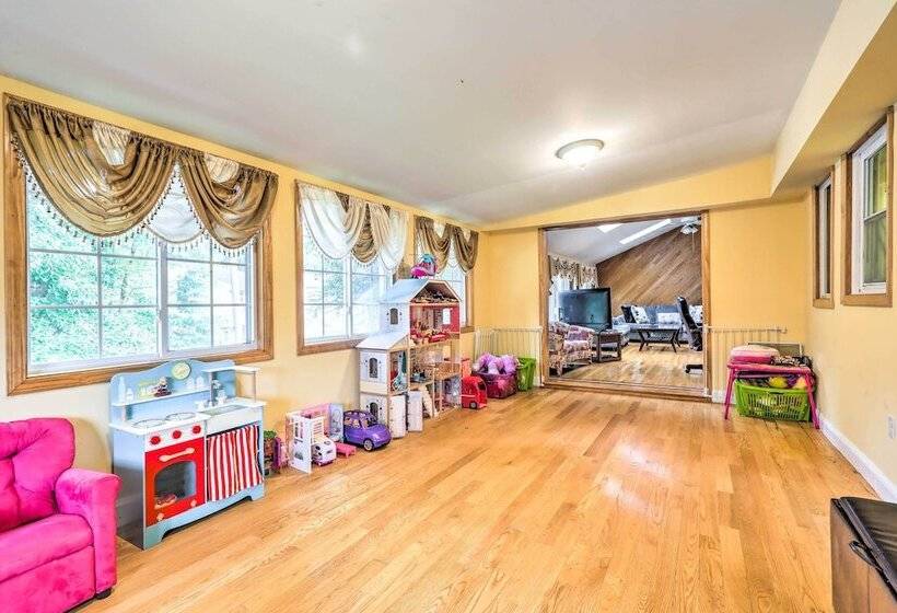 Extravagant Randolph Retreat W/ Private Pool!