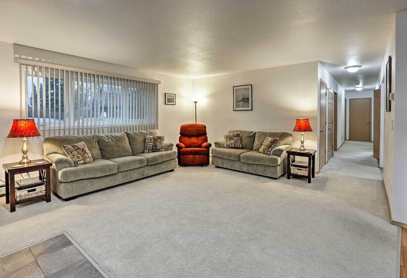 Fairbanks Alaskan Abode ~ 1 Mile To Pioneer Park!