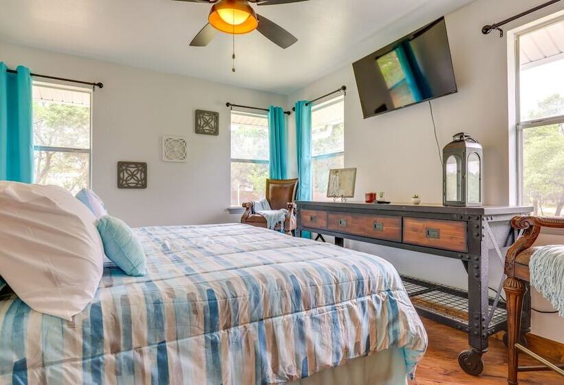 Canyon Lake Home W/ Resort Amenities & Fire Pit!