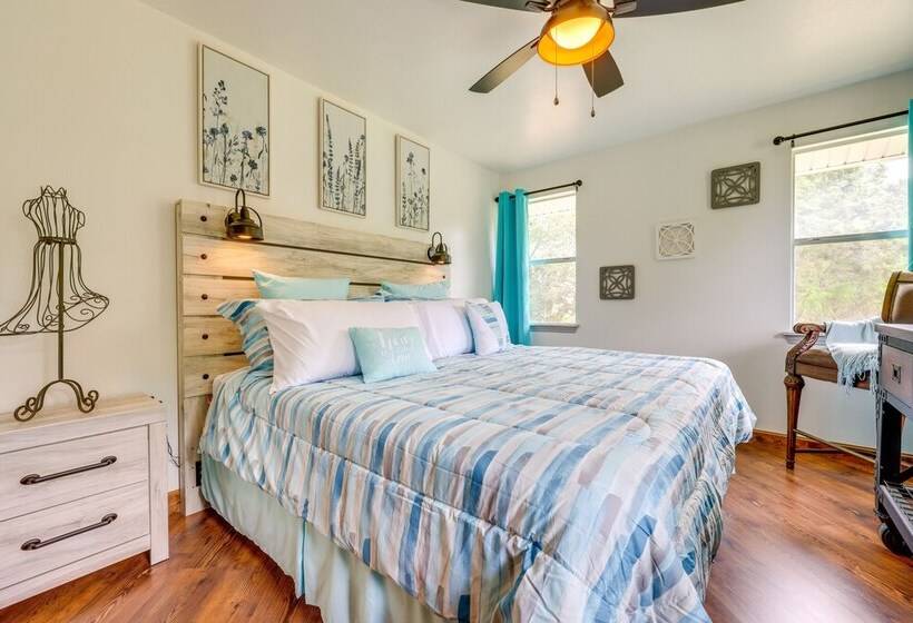 Canyon Lake Home W/ Resort Amenities & Fire Pit!