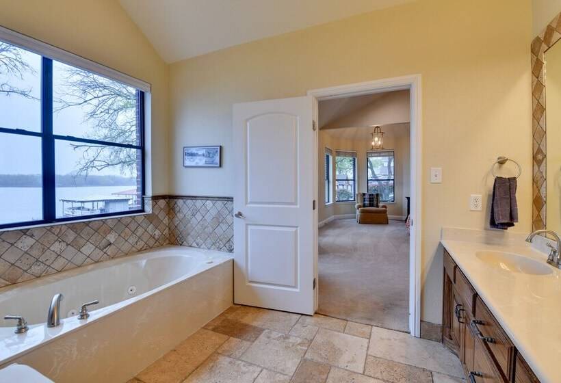 Dock & Game Room: Alvarado Lake Getaway!