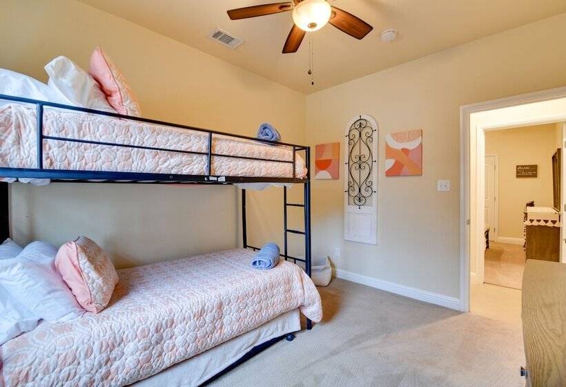 Dock & Game Room: Alvarado Lake Getaway!