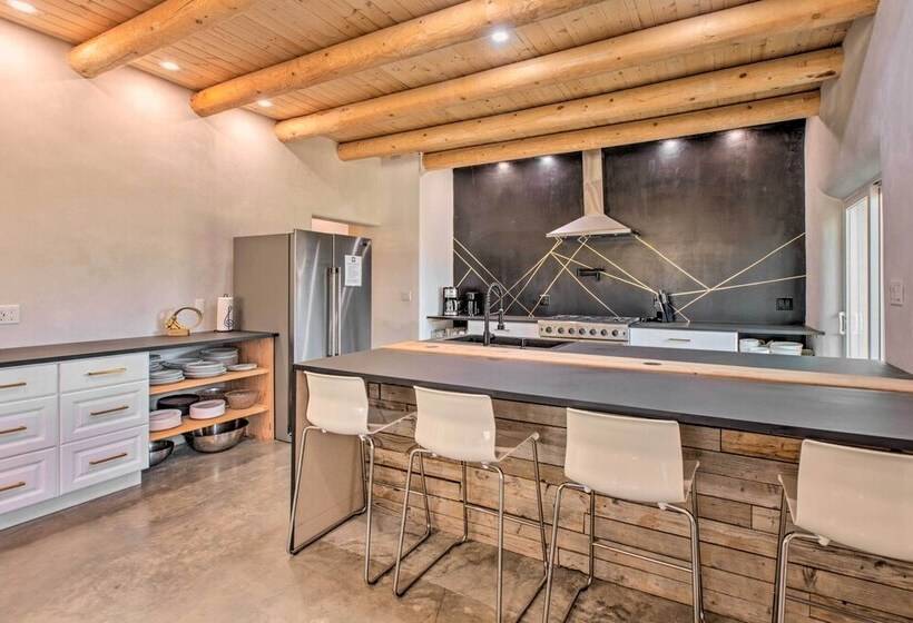 Family Friendly Desert Home ~ 10 Mi To Taos!