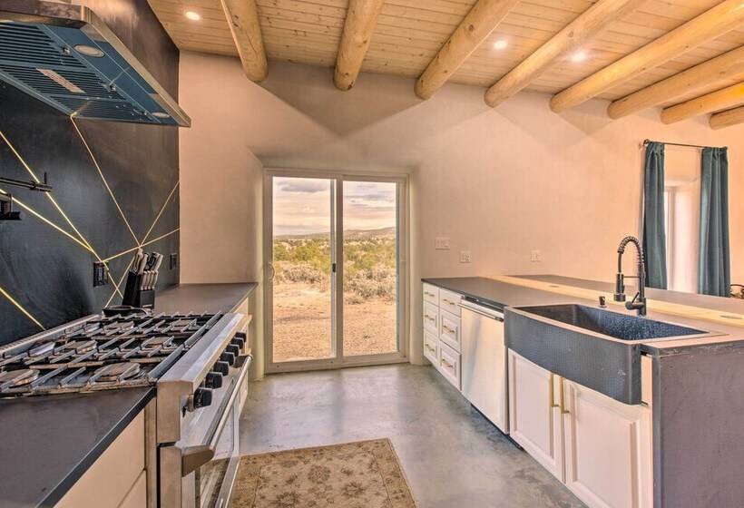 Family Friendly Desert Home ~ 10 Mi To Taos!