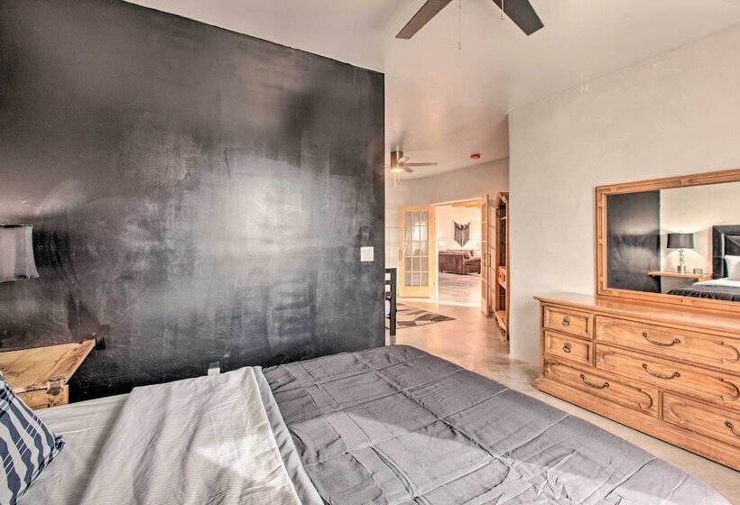 Family Friendly Desert Home ~ 10 Mi To Taos!