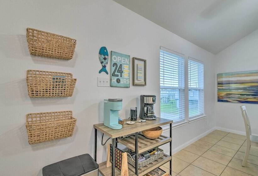 Walk To Beach: Family Friendly Galveston Home!