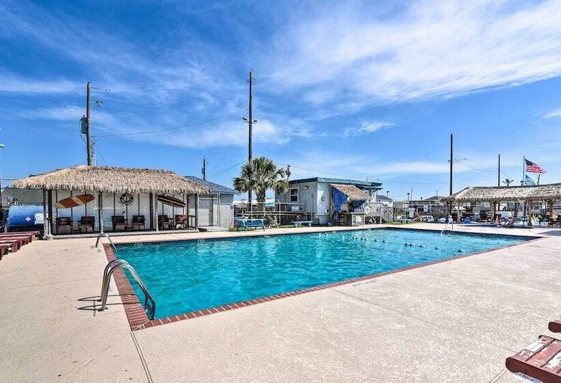 Walk To Beach: Family Friendly Galveston Home!