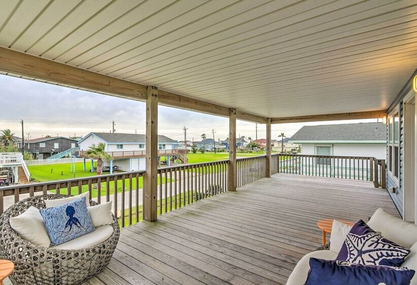 Walk To Beach: Family Friendly Galveston Home!