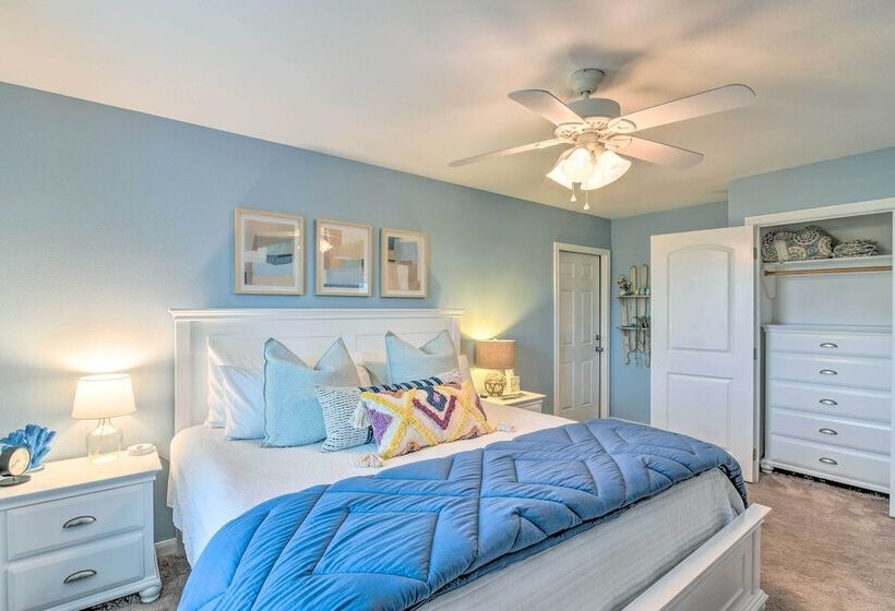 Walk To Beach: Family Friendly Galveston Home!