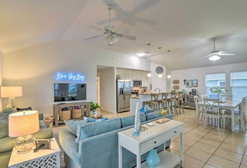 Walk To Beach: Family Friendly Galveston Home!