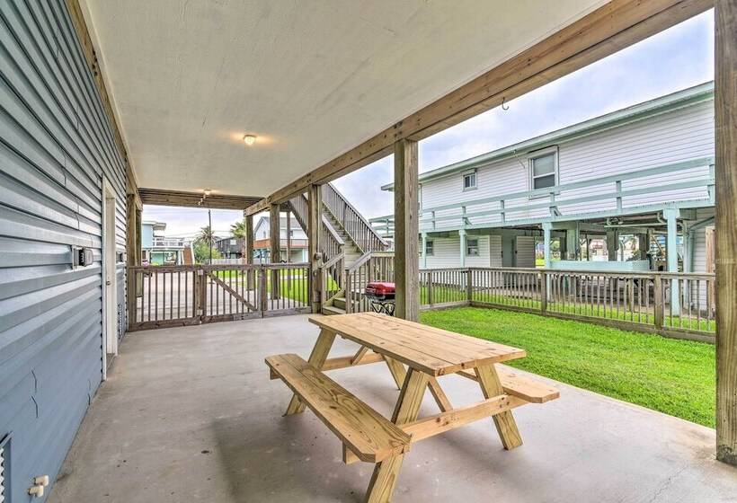 Walk To Beach: Family Friendly Galveston Home!