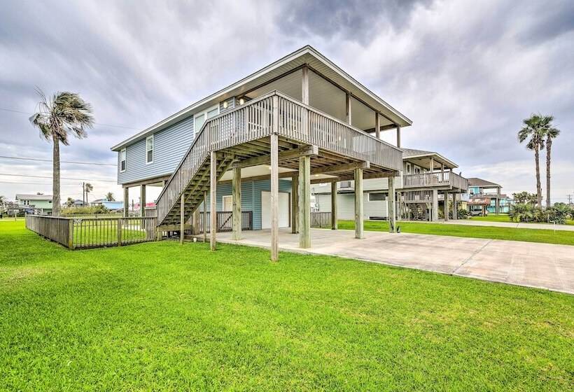 Walk To Beach: Family Friendly Galveston Home!