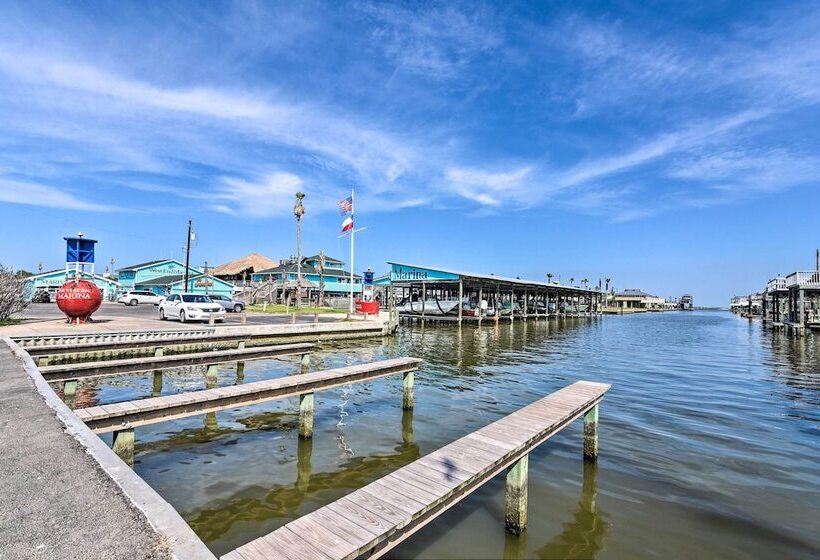 Walk To Beach: Family Friendly Galveston Home!