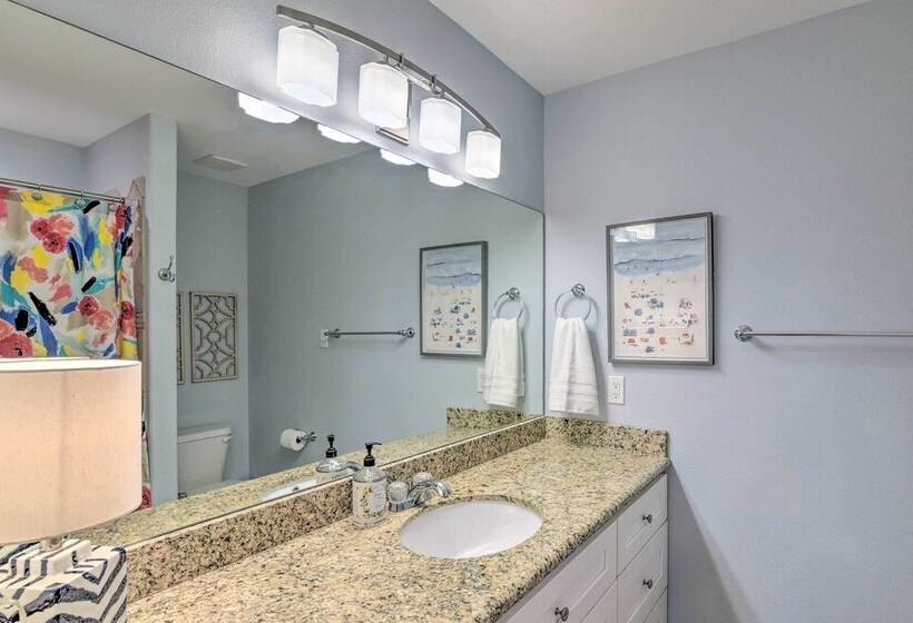 Walk To Beach: Family Friendly Galveston Home!