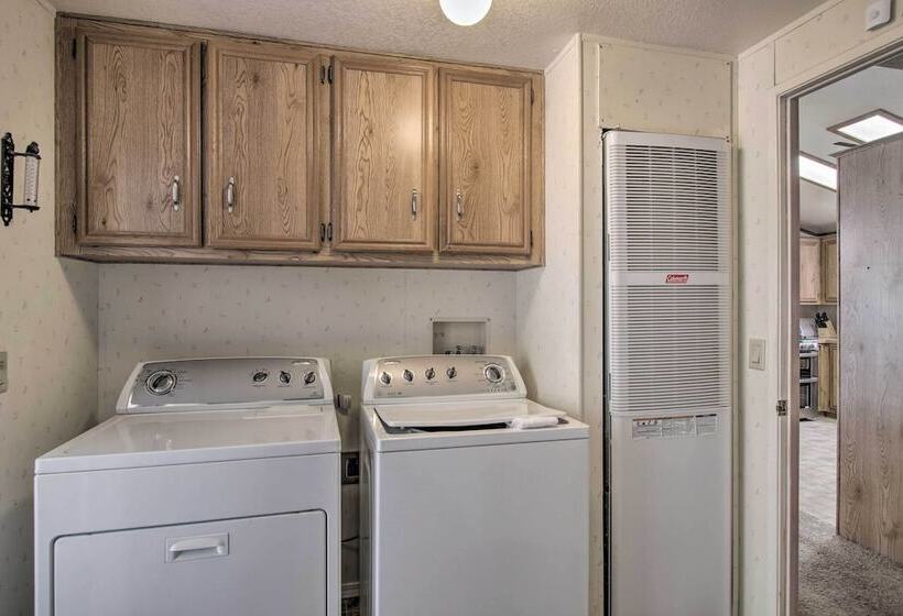 Family Friendly Home ~ 1 Mi To Kern River!