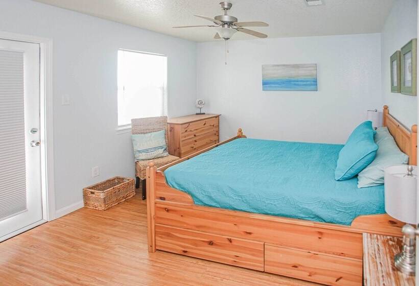 Surfside Beach Getaway: Walk To Shore & Dining