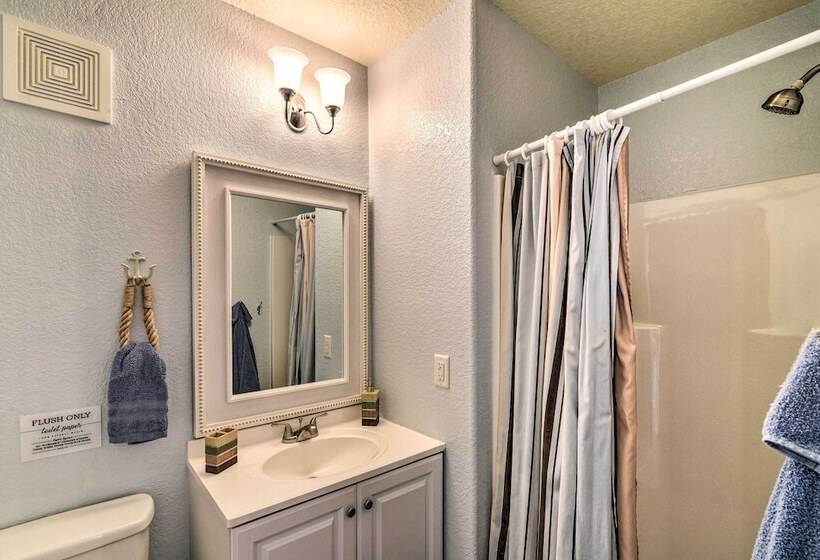 Surfside Beach Getaway: Walk To Shore & Dining