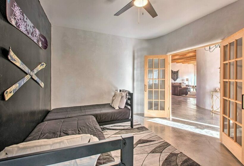 Family Friendly Desert Home ~ 10 Mi To Taos!