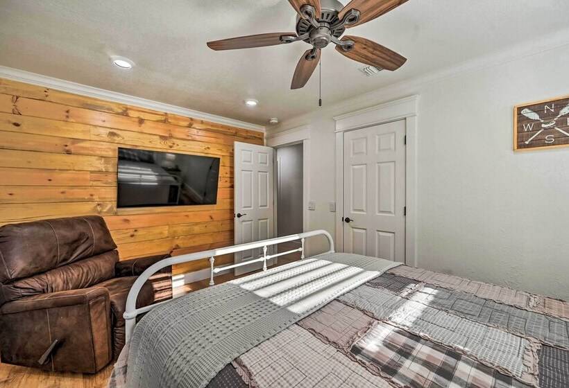 Broken Bow Retreat W/ Large Yard + Fire Pit!