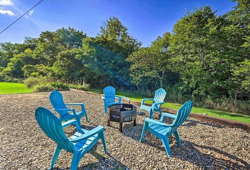 Broken Bow Retreat W/ Large Yard + Fire Pit!