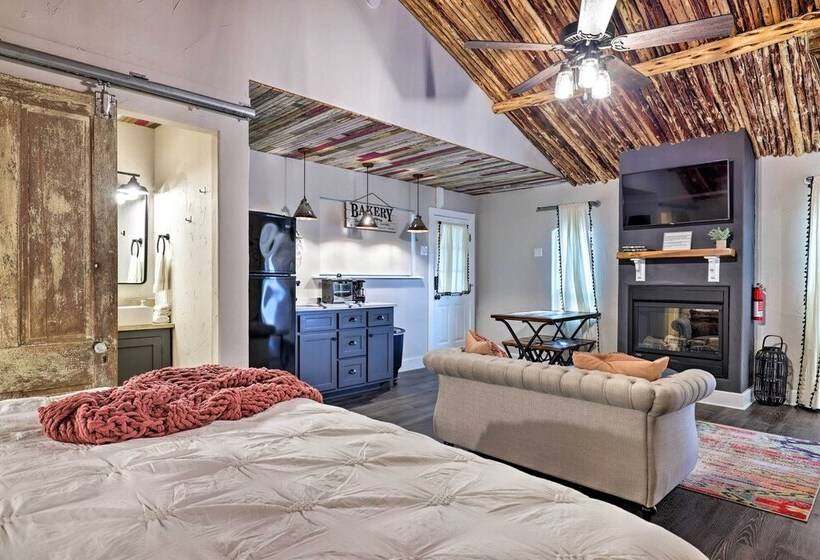 Fredericksburg  Regan Cottage  W/ Hot Tub!