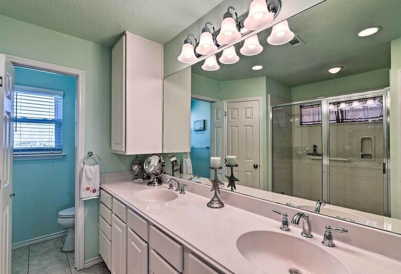 1 Block To Beach: Family Getaway In Galveston!