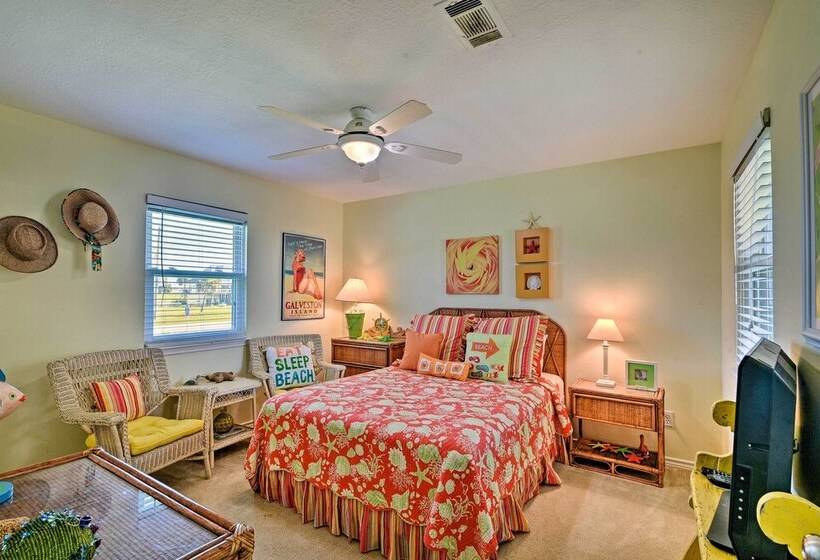 1 Block To Beach: Family Getaway In Galveston!