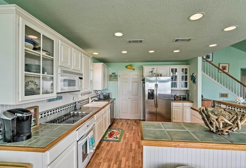 1 Block To Beach: Family Getaway In Galveston!