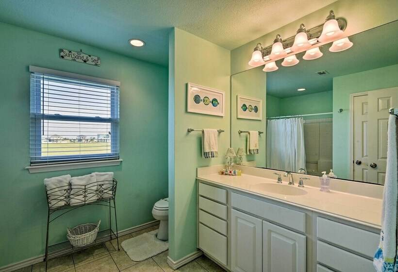 1 Block To Beach: Family Getaway In Galveston!