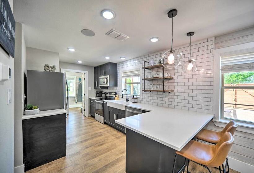 Gorgeous Cabin W/ Pergolas, Walk To River!