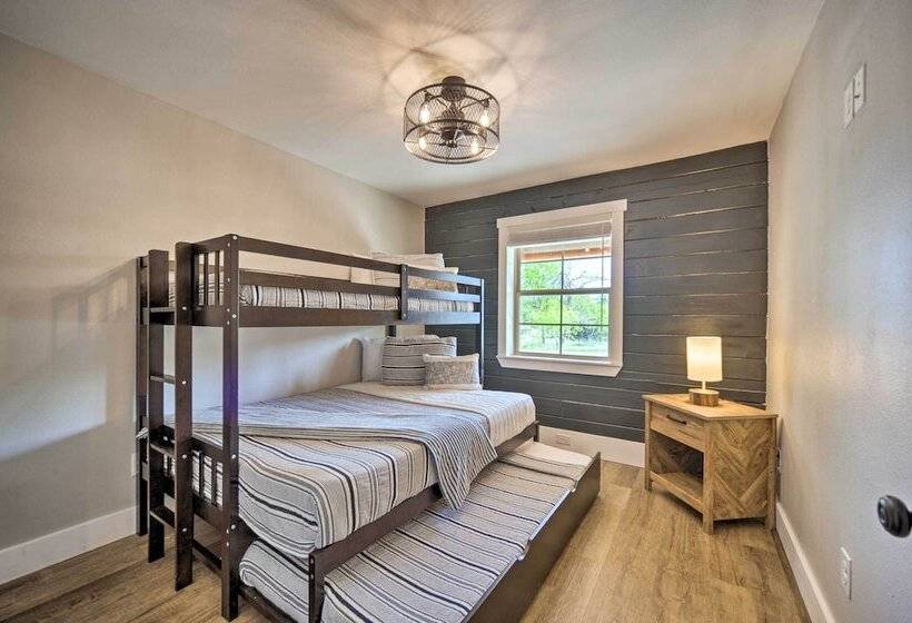 Gorgeous Cabin W/ Pergolas, Walk To River!