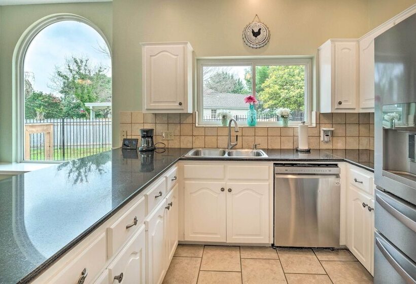 Gorgeous Hutto Home W/ Hot Tub, Pool, & Fire Pit!