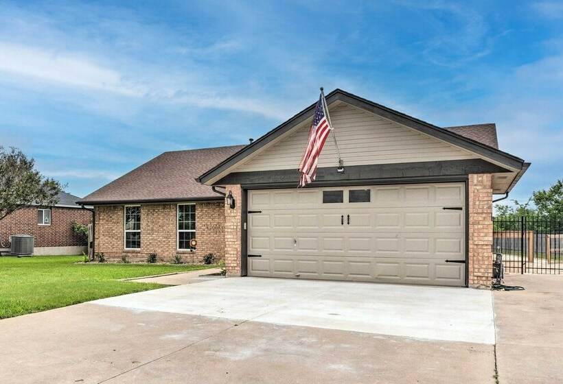 Gorgeous Hutto Home W/ Hot Tub, Pool, & Fire Pit!