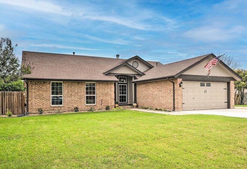 Gorgeous Hutto Home W/ Hot Tub, Pool, & Fire Pit!