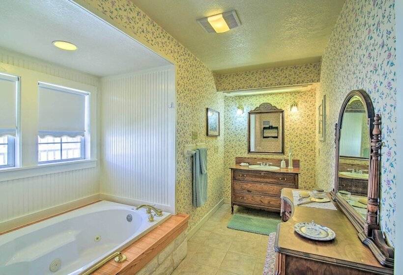 Grand Fredericksburg Retreat   Walk To Main St!