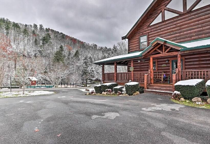 Grand Lodge W/ Hot Tub ~ 12 Mi To Gatlinburg!