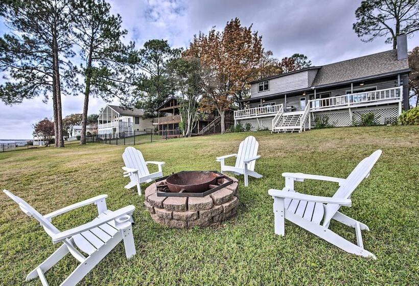 Gun Barrel City Home W/ Private Deck & Fire Pit