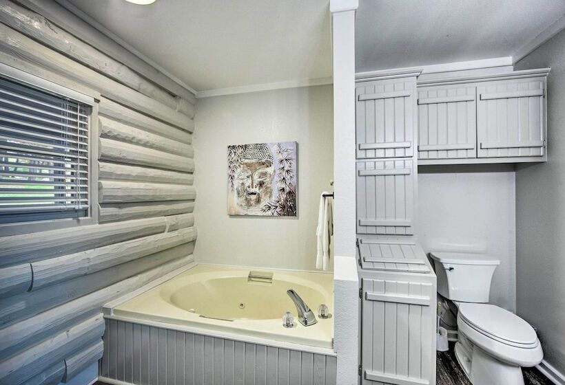 Gun Barrel City Home W/ Private Deck & Fire Pit