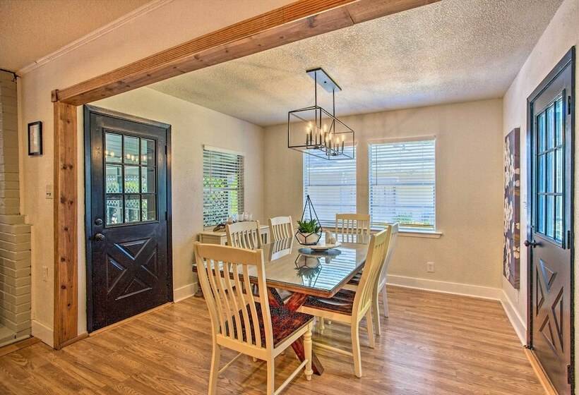 Covered Deck & Fire Pit: Gun Barrel City Escape!