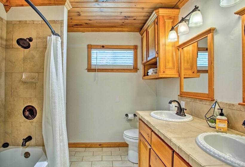 Covered Deck & Fire Pit: Gun Barrel City Escape!