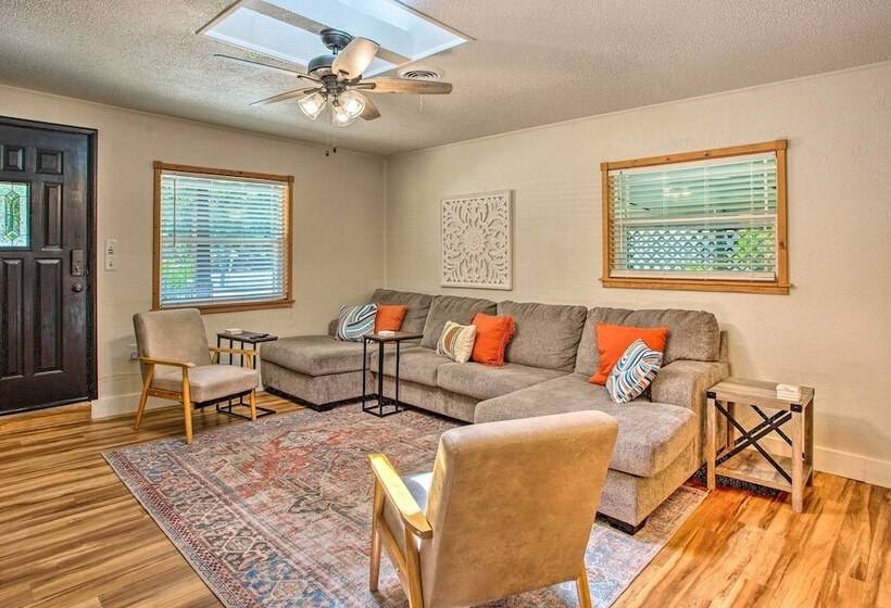 Covered Deck & Fire Pit: Gun Barrel City Escape!