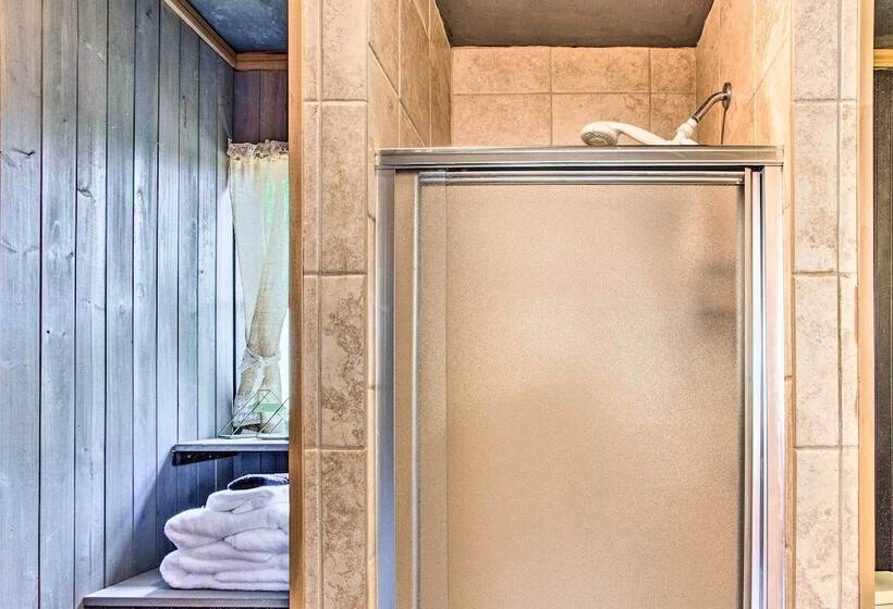 Covered Deck & Fire Pit: Gun Barrel City Escape!