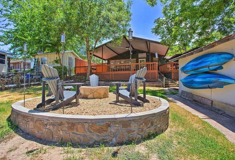 Covered Deck & Fire Pit: Gun Barrel City Escape!