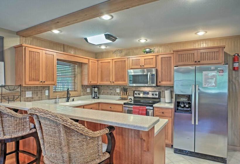 Guntersville Cabin W/ Fire Pit & Covered Porch