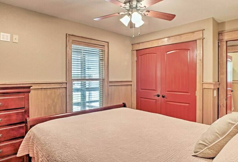 Guntersville Cabin W/ Fire Pit & Covered Porch