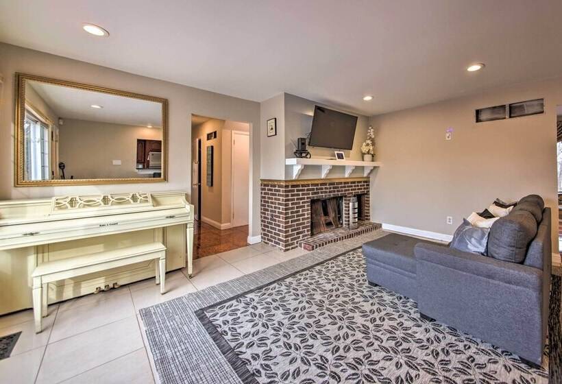 Hidden Paradise  On 5 Acres W/ Hot Tub & Deck!